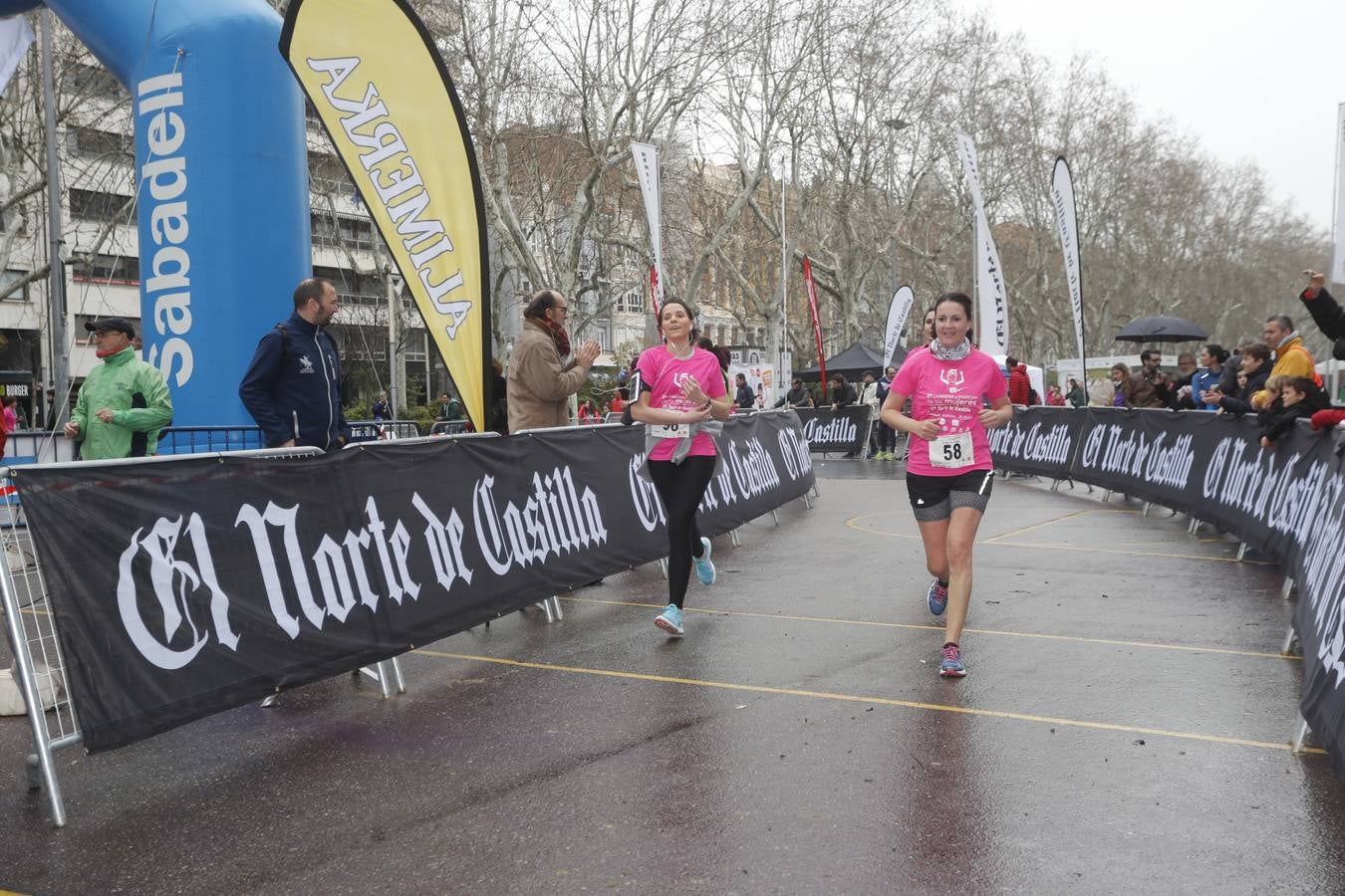 Más de 800 participantes se dieron cita en la Plaza Zorrilla para tomar parte de una marea rosa que tiñó de color las calles del centro de la ciudad