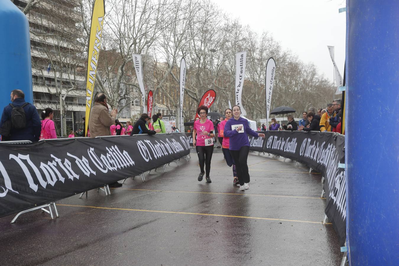 Más de 800 participantes se dieron cita en la Plaza Zorrilla para tomar parte de una marea rosa que tiñó de color las calles del centro de la ciudad