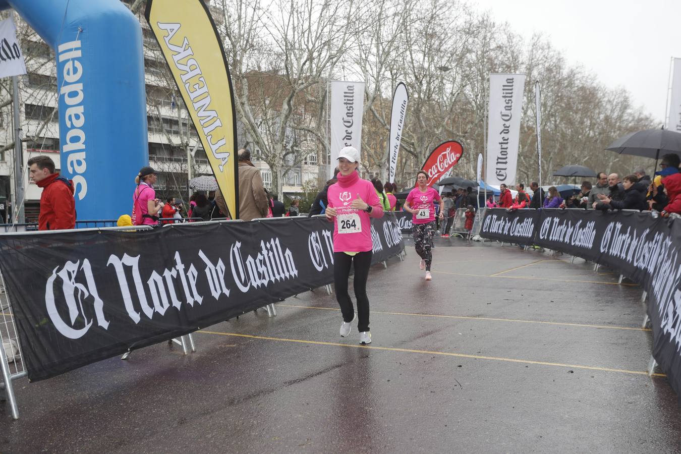 Más de 800 participantes se dieron cita en la Plaza Zorrilla para tomar parte de una marea rosa que tiñó de color las calles del centro de la ciudad