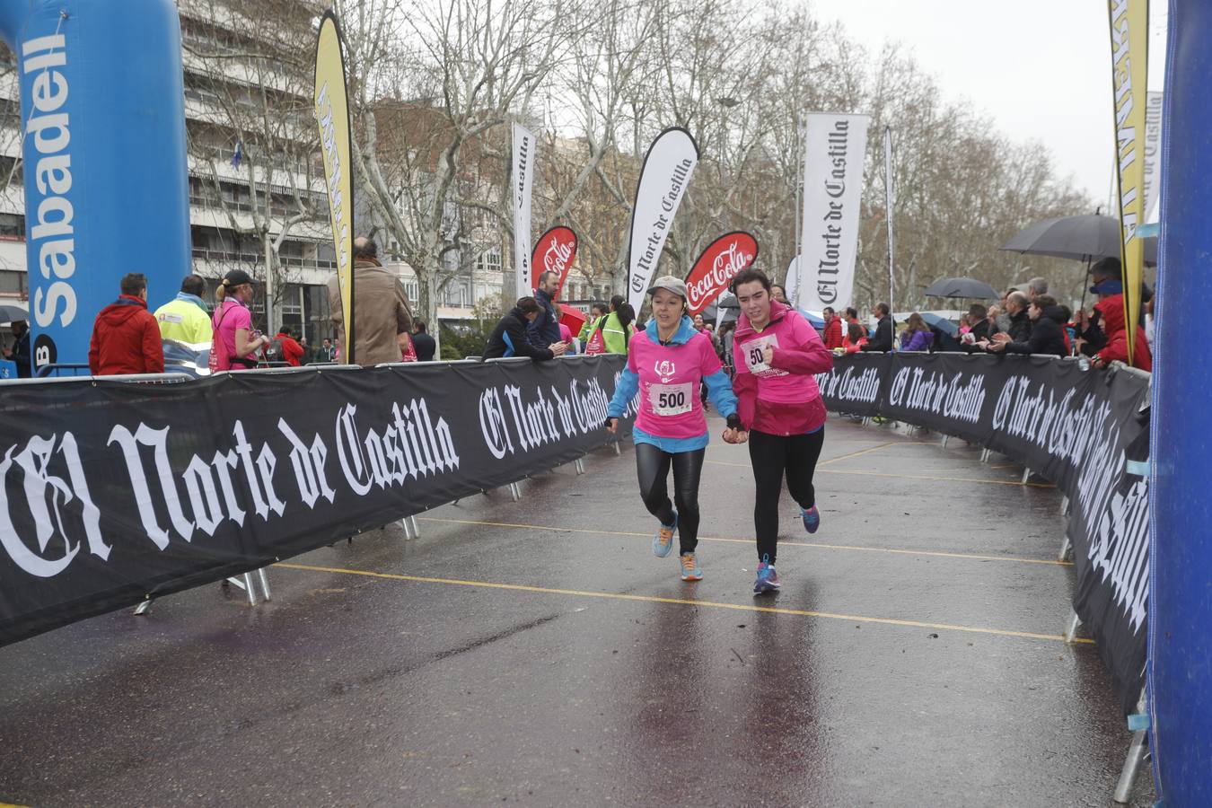 Más de 800 participantes se dieron cita en la Plaza Zorrilla para tomar parte de una marea rosa que tiñó de color las calles del centro de la ciudad