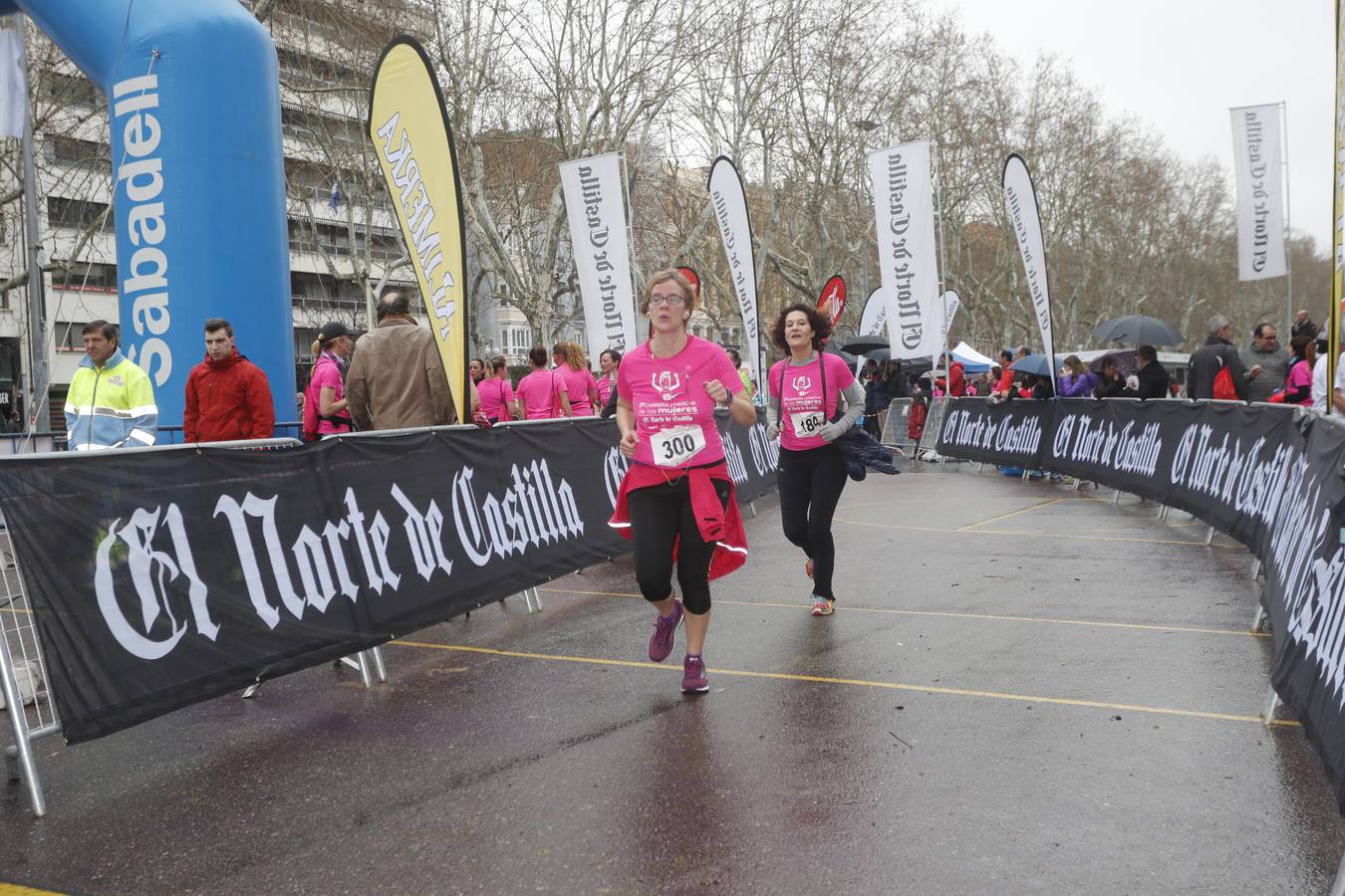 Más de 800 participantes se dieron cita en la Plaza Zorrilla para tomar parte de una marea rosa que tiñó de color las calles del centro de la ciudad