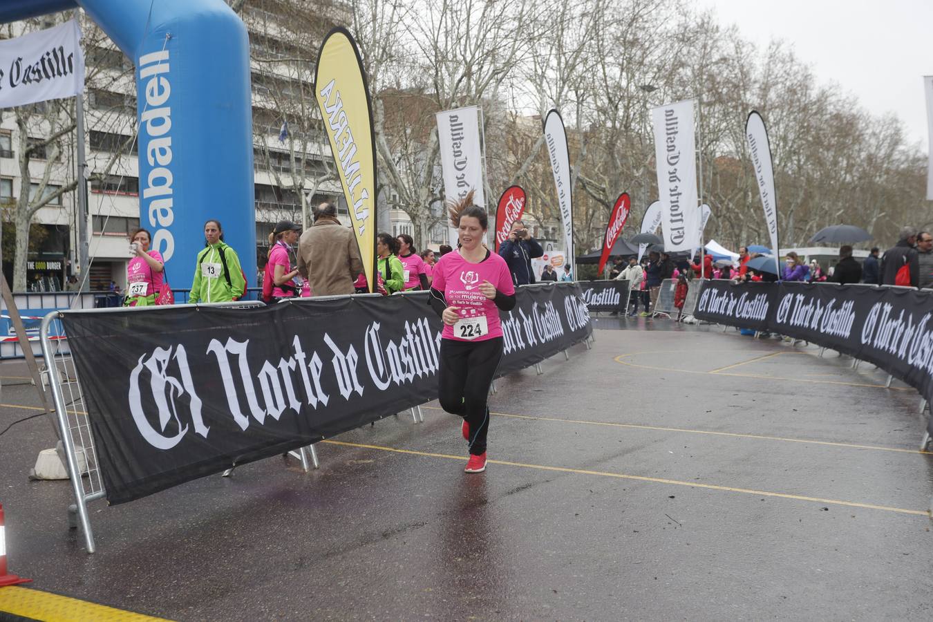 Más de 800 participantes se dieron cita en la Plaza Zorrilla para tomar parte de una marea rosa que tiñó de color las calles del centro de la ciudad