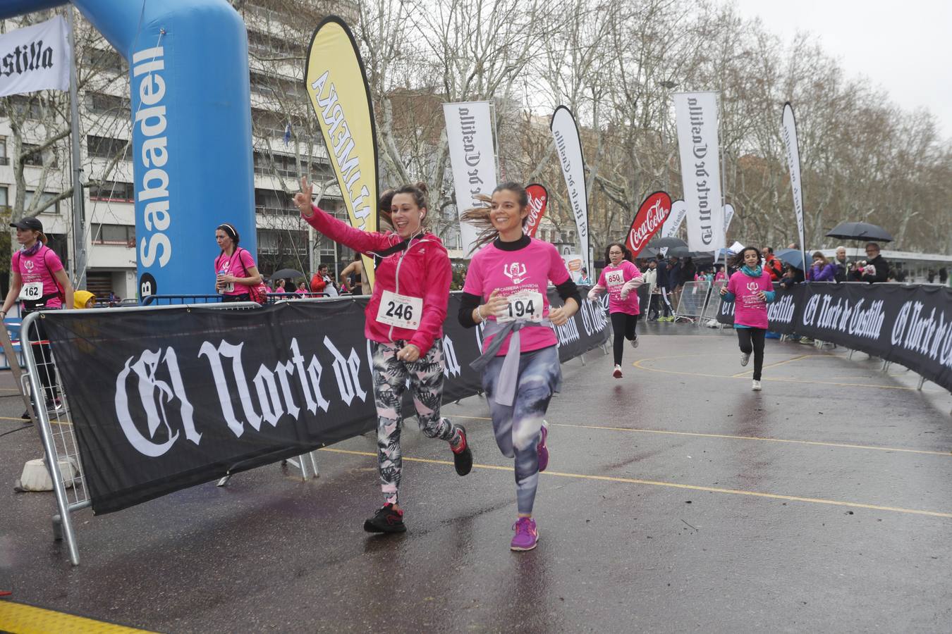 Más de 800 participantes se dieron cita en la Plaza Zorrilla para tomar parte de una marea rosa que tiñó de color las calles del centro de la ciudad