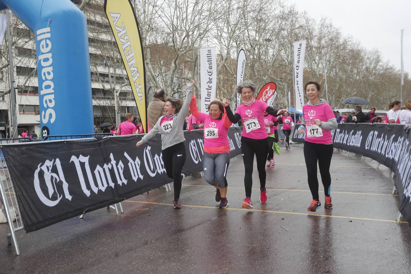 Más de 800 participantes se dieron cita en la Plaza Zorrilla para tomar parte de una marea rosa que tiñó de color las calles del centro de la ciudad