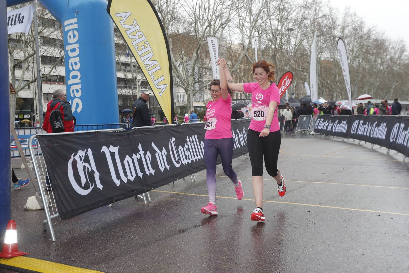 Más de 800 participantes se dieron cita en la Plaza Zorrilla para tomar parte de una marea rosa que tiñó de color las calles del centro de la ciudad