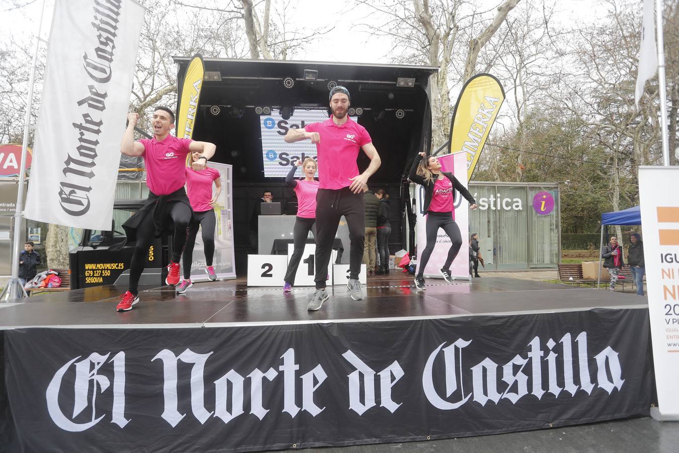 Más de 800 participantes se dieron cita en la Plaza Zorrilla para tomar parte de una marea rosa que tiñó de color las calles del centro de la ciudad