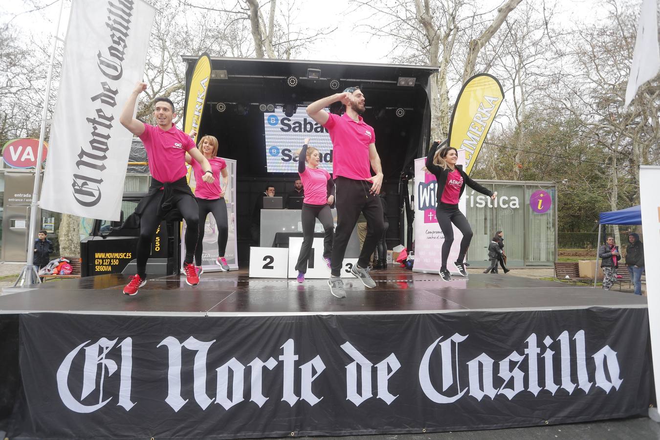 Más de 800 participantes se dieron cita en la Plaza Zorrilla para tomar parte de una marea rosa que tiñó de color las calles del centro de la ciudad