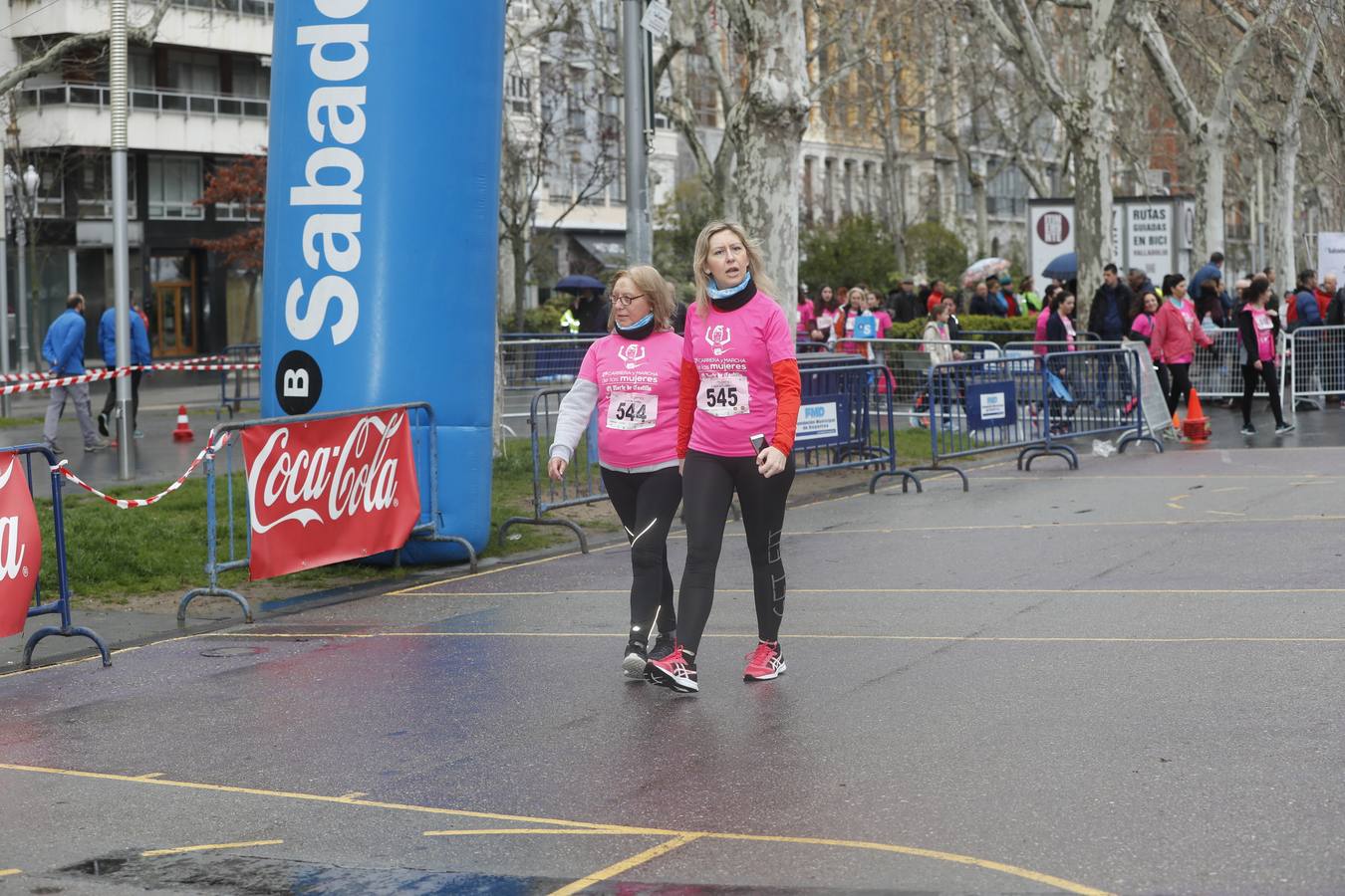 Más de 800 participantes se dieron cita en la Plaza Zorrilla para tomar parte de una marea rosa que tiñó de color las calles del centro de la ciudad