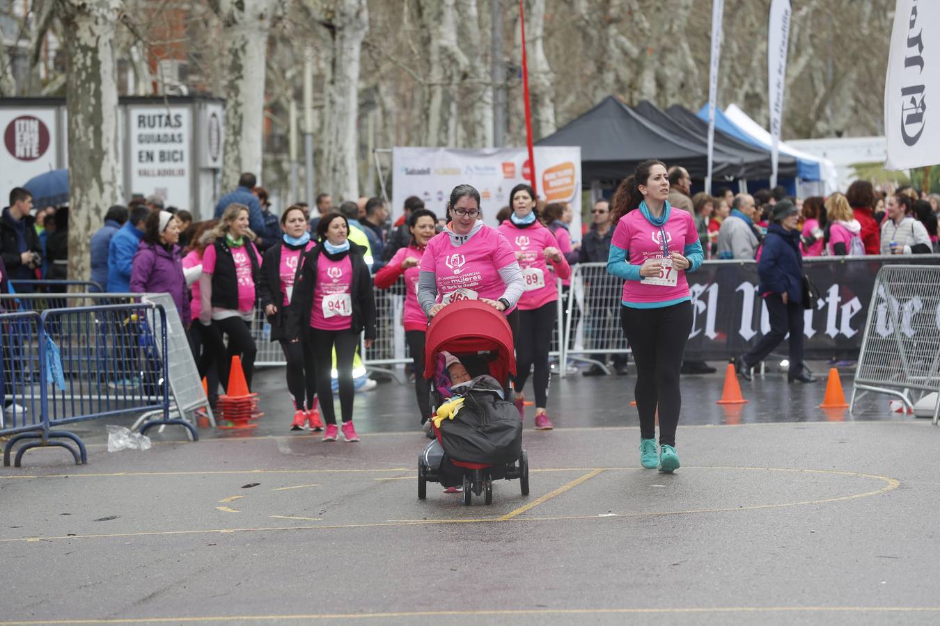 Más de 800 participantes se dieron cita en la Plaza Zorrilla para tomar parte de una marea rosa que tiñó de color las calles del centro de la ciudad