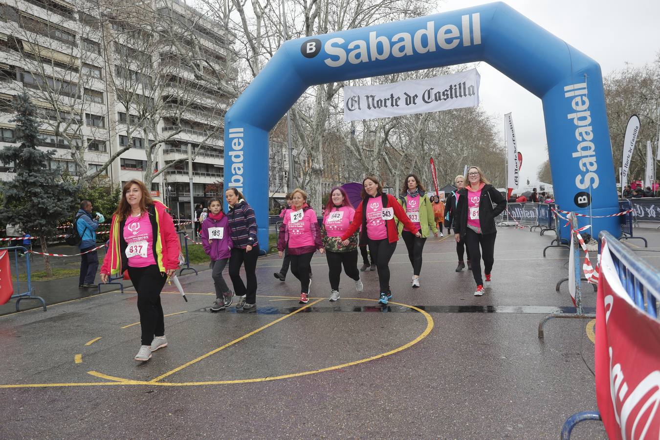 Más de 800 participantes se dieron cita en la Plaza Zorrilla para tomar parte de una marea rosa que tiñó de color las calles del centro de la ciudad