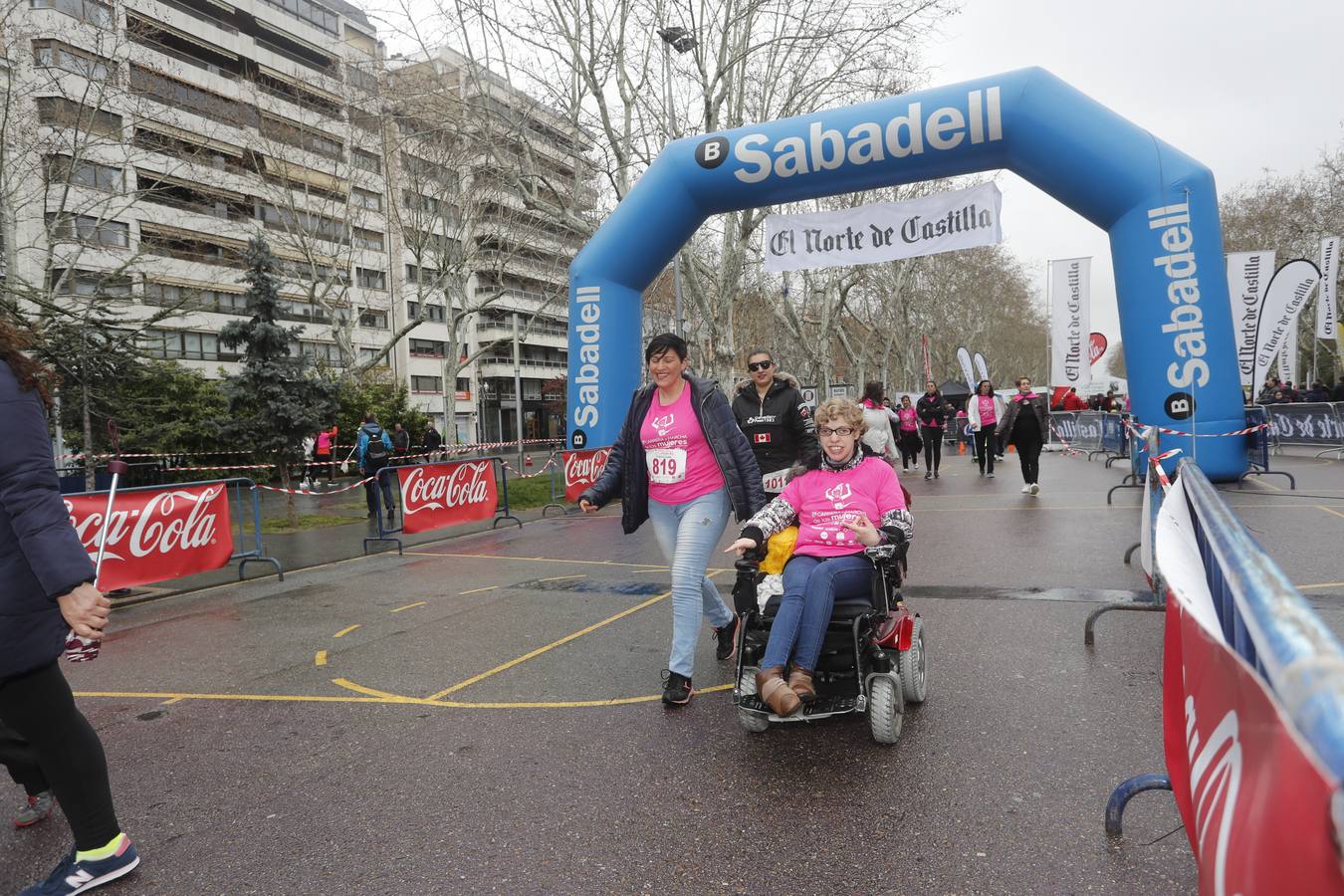 Más de 800 participantes se dieron cita en la Plaza Zorrilla para tomar parte de una marea rosa que tiñó de color las calles del centro de la ciudad