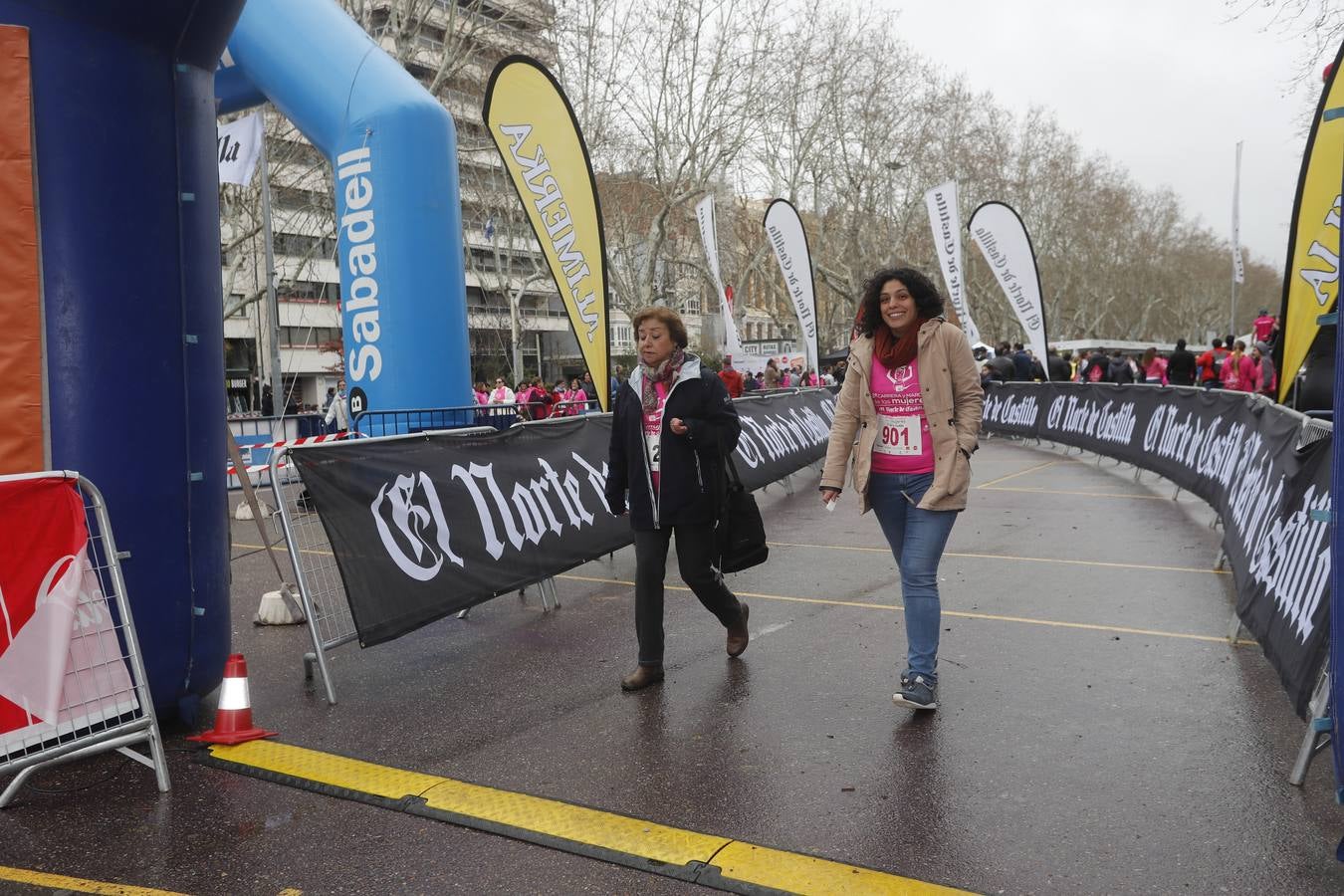 Más de 800 participantes se dieron cita en la Plaza Zorrilla para tomar parte de una marea rosa que tiñó de color las calles del centro de la ciudad