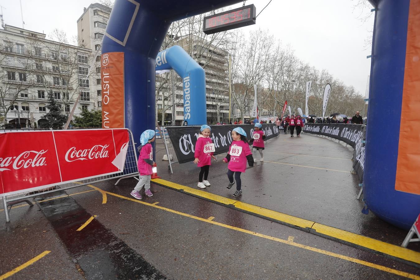 Más de 800 participantes se dieron cita en la Plaza Zorrilla para tomar parte de una marea rosa que tiñó de color las calles del centro de la ciudad