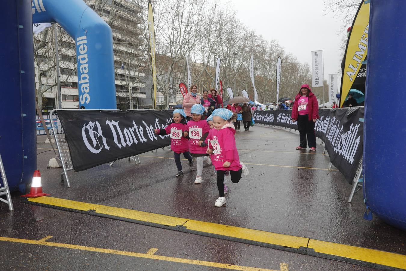 Más de 800 participantes se dieron cita en la Plaza Zorrilla para tomar parte de una marea rosa que tiñó de color las calles del centro de la ciudad