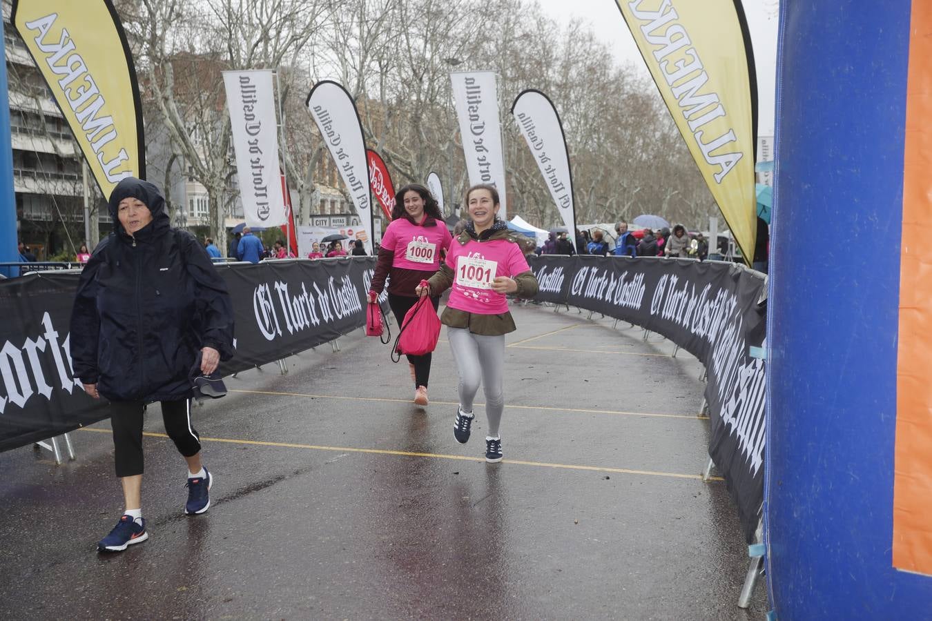 Más de 800 participantes se dieron cita en la Plaza Zorrilla para tomar parte de una marea rosa que tiñó de color las calles del centro de la ciudad