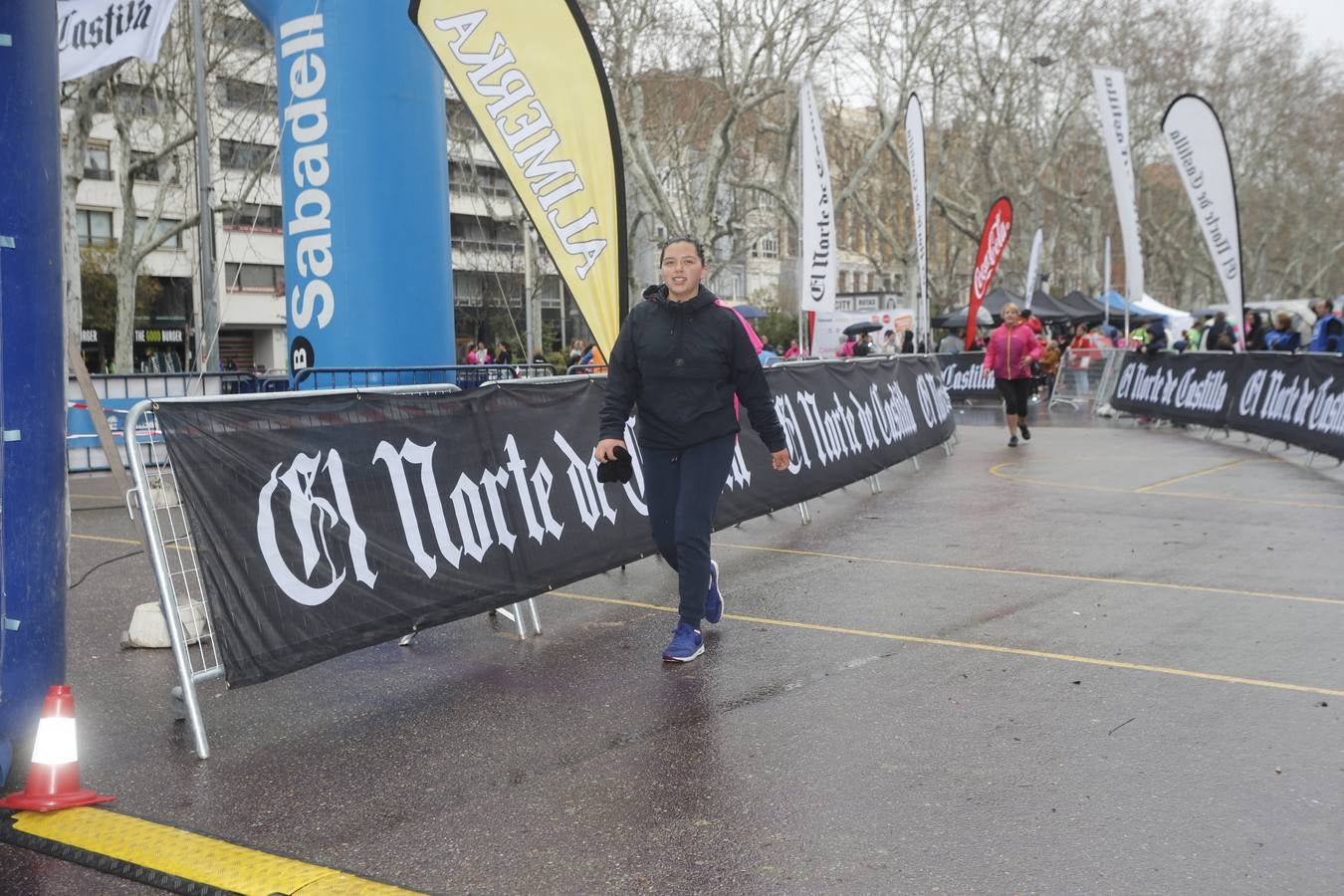 Más de 800 participantes se dieron cita en la Plaza Zorrilla para tomar parte de una marea rosa que tiñó de color las calles del centro de la ciudad