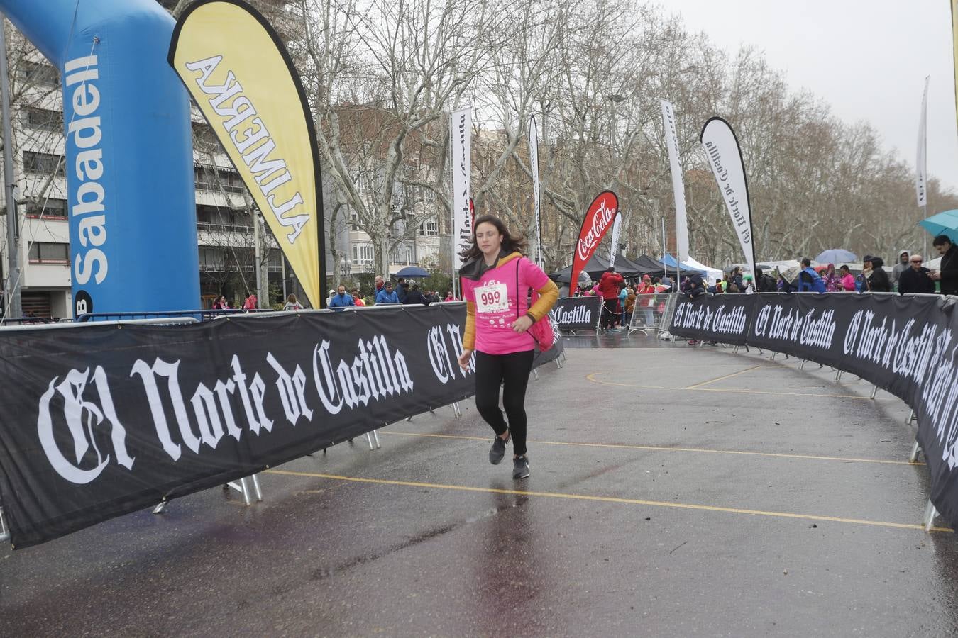 Más de 800 participantes se dieron cita en la Plaza Zorrilla para tomar parte de una marea rosa que tiñó de color las calles del centro de la ciudad