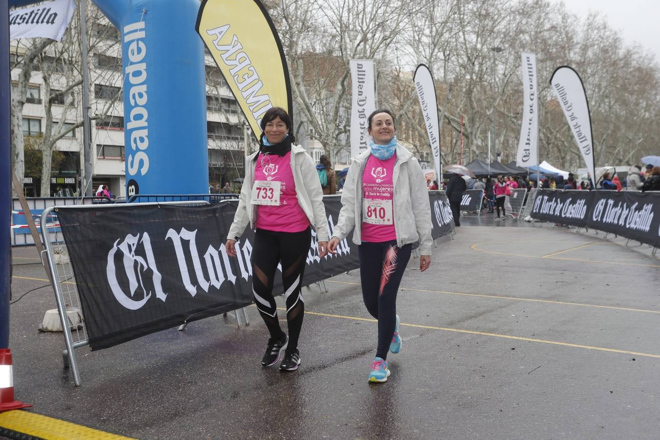 Más de 800 participantes se dieron cita en la Plaza Zorrilla para tomar parte de una marea rosa que tiñó de color las calles del centro de la ciudad