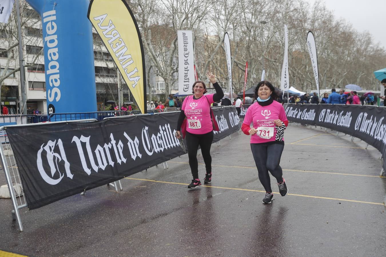 Más de 800 participantes se dieron cita en la Plaza Zorrilla para tomar parte de una marea rosa que tiñó de color las calles del centro de la ciudad