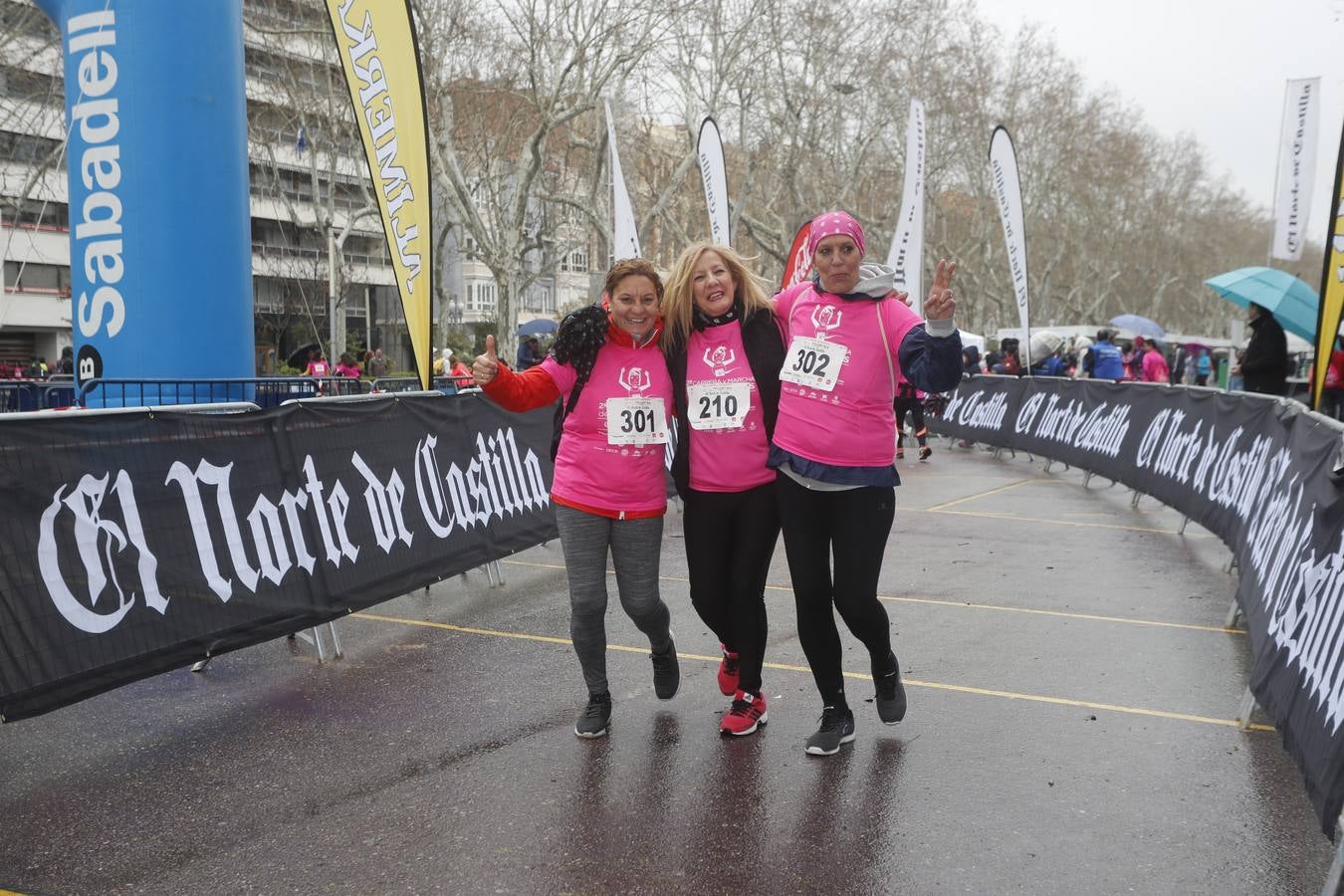 Más de 800 participantes se dieron cita en la Plaza Zorrilla para tomar parte de una marea rosa que tiñó de color las calles del centro de la ciudad