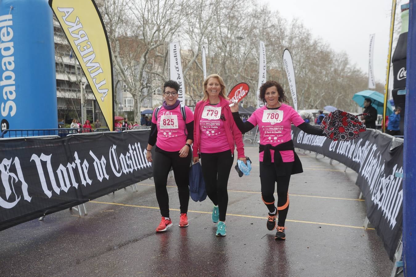 Más de 800 participantes se dieron cita en la Plaza Zorrilla para tomar parte de una marea rosa que tiñó de color las calles del centro de la ciudad