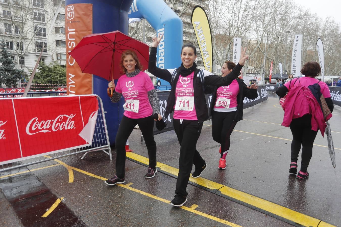 Más de 800 participantes se dieron cita en la Plaza Zorrilla para tomar parte de una marea rosa que tiñó de color las calles del centro de la ciudad