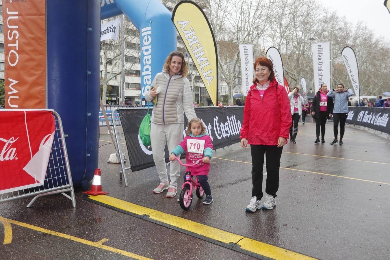 Más de 800 participantes se dieron cita en la Plaza Zorrilla para tomar parte de una marea rosa que tiñó de color las calles del centro de la ciudad