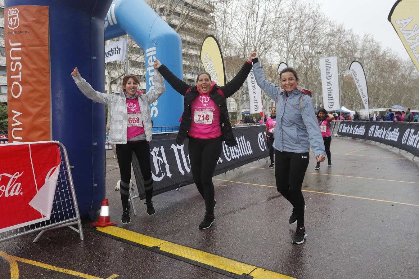 Más de 800 participantes se dieron cita en la Plaza Zorrilla para tomar parte de una marea rosa que tiñó de color las calles del centro de la ciudad