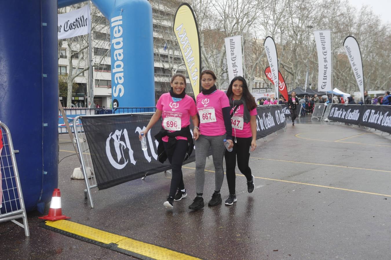 Más de 800 participantes se dieron cita en la Plaza Zorrilla para tomar parte de una marea rosa que tiñó de color las calles del centro de la ciudad