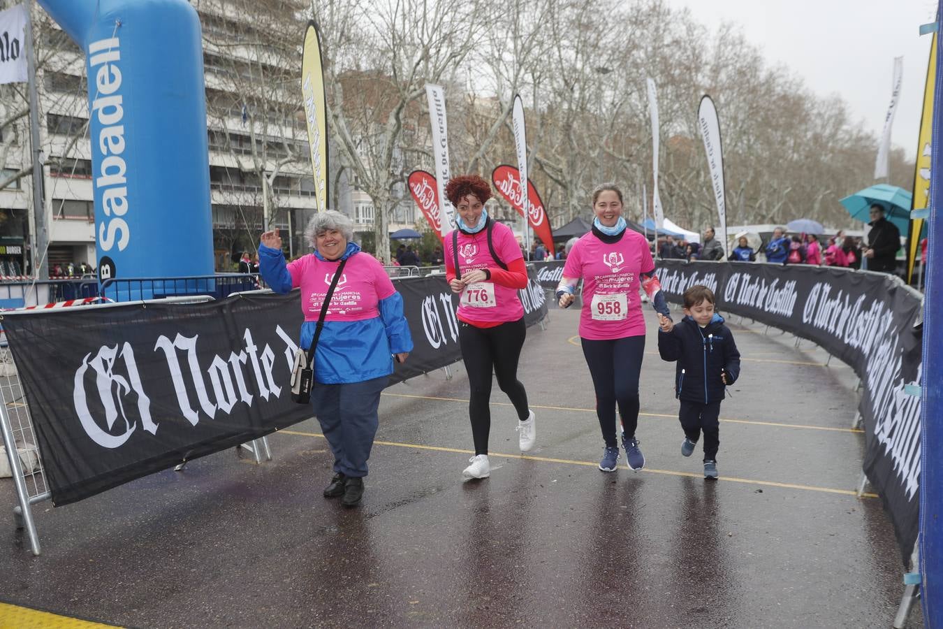 Más de 800 participantes se dieron cita en la Plaza Zorrilla para tomar parte de una marea rosa que tiñó de color las calles del centro de la ciudad