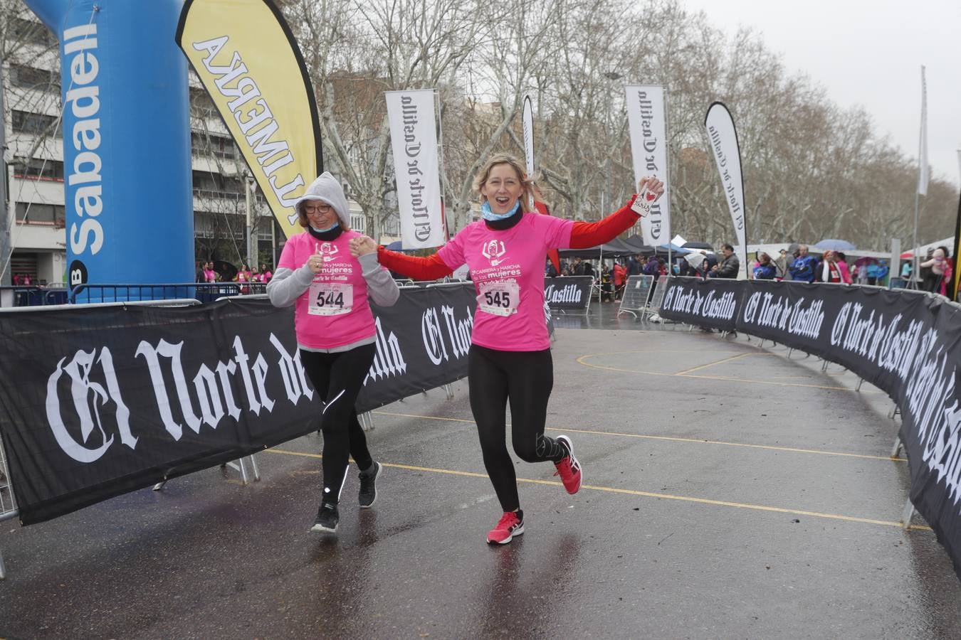 Más de 800 participantes se dieron cita en la Plaza Zorrilla para tomar parte de una marea rosa que tiñó de color las calles del centro de la ciudad