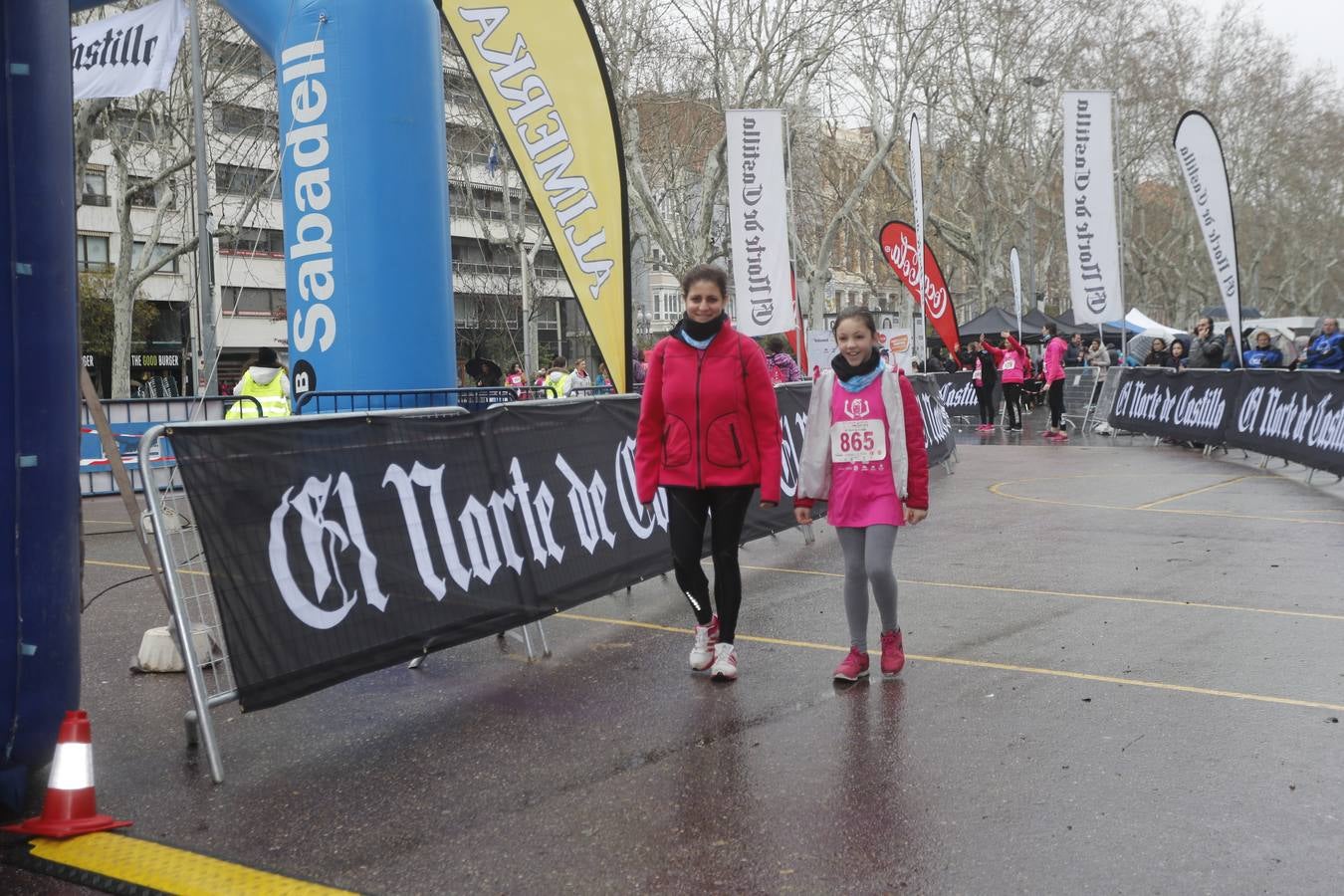 Más de 800 participantes se dieron cita en la Plaza Zorrilla para tomar parte de una marea rosa que tiñó de color las calles del centro de la ciudad