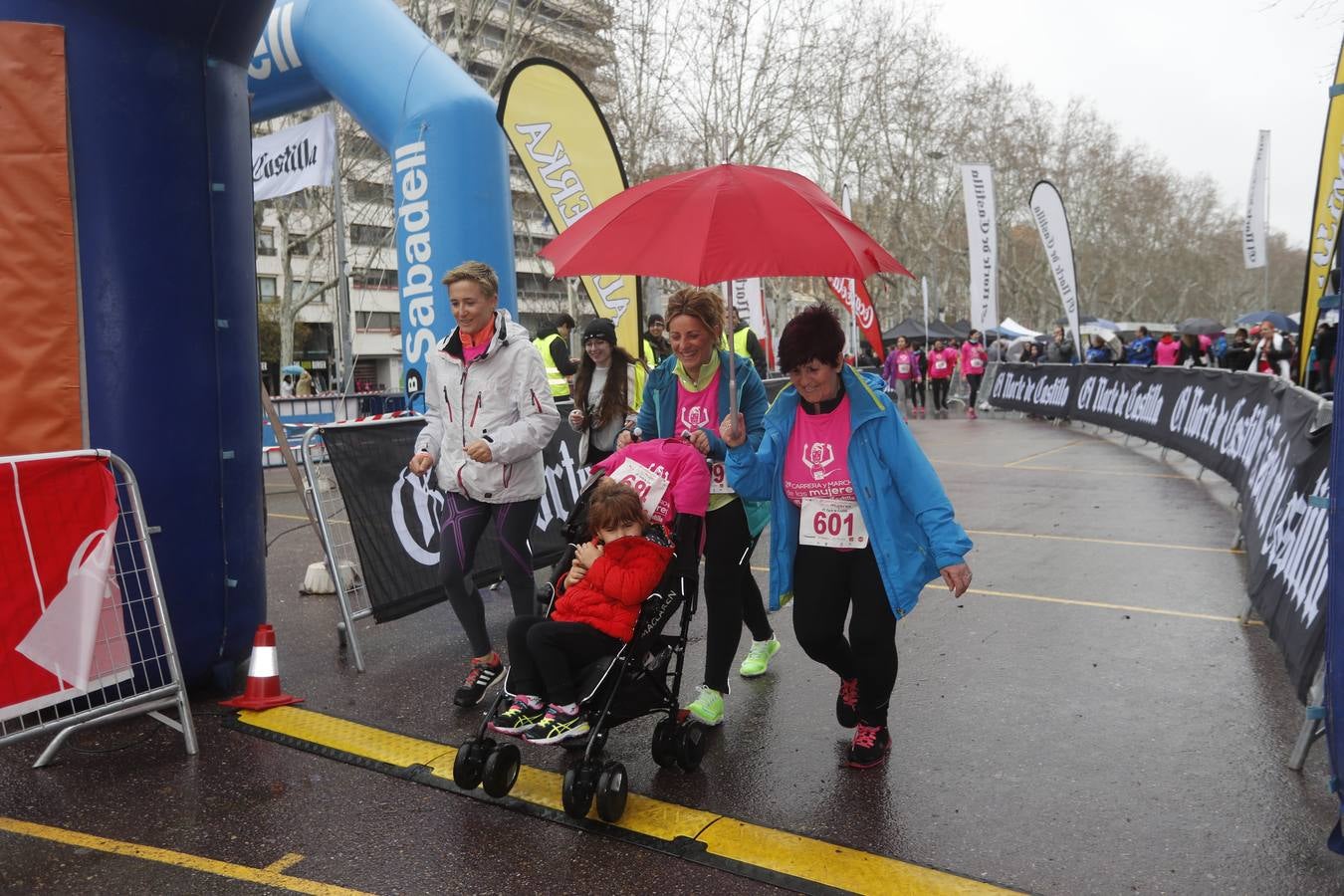 Más de 800 participantes se dieron cita en la Plaza Zorrilla para tomar parte de una marea rosa que tiñó de color las calles del centro de la ciudad