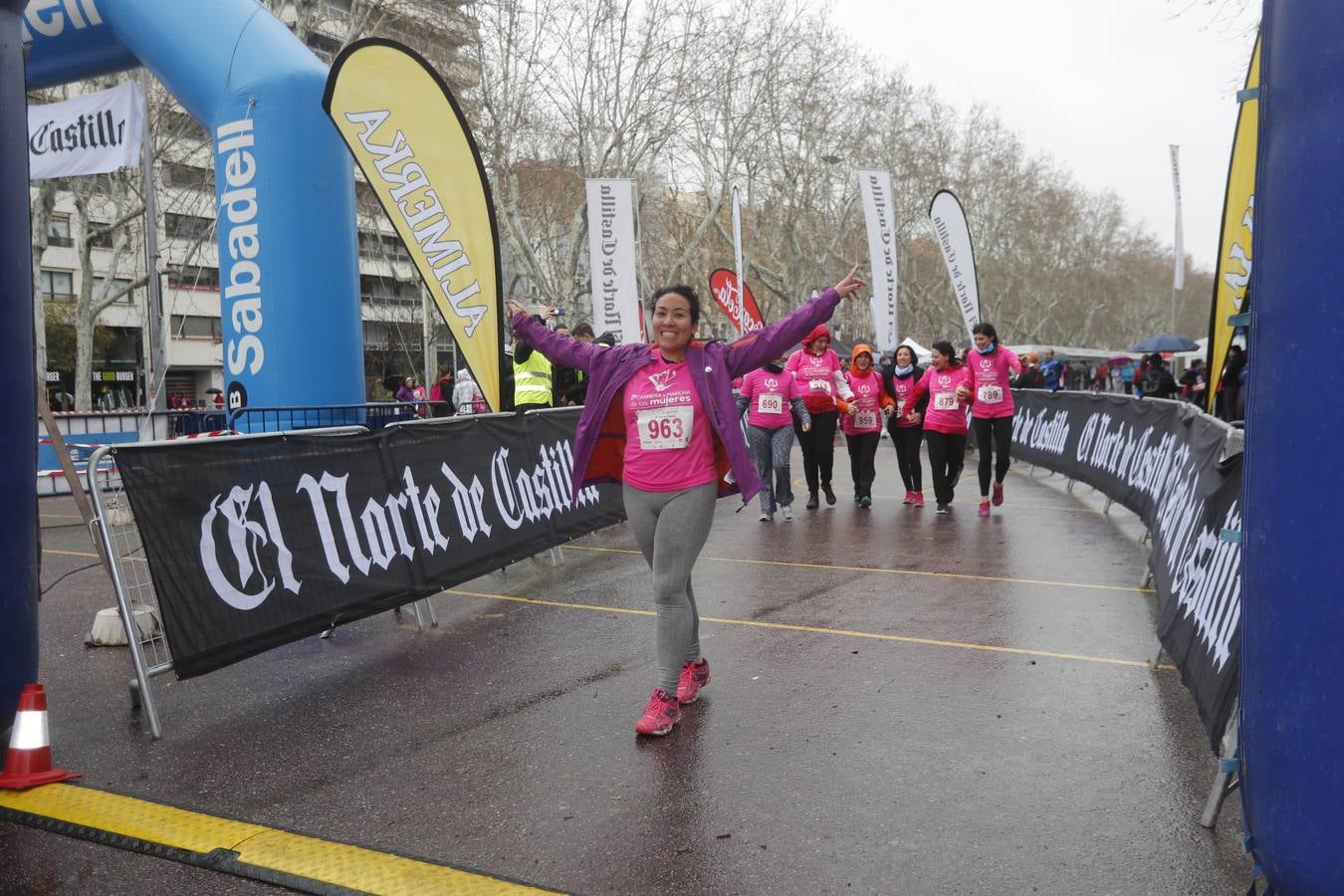 Más de 800 participantes se dieron cita en la Plaza Zorrilla para tomar parte de una marea rosa que tiñó de color las calles del centro de la ciudad