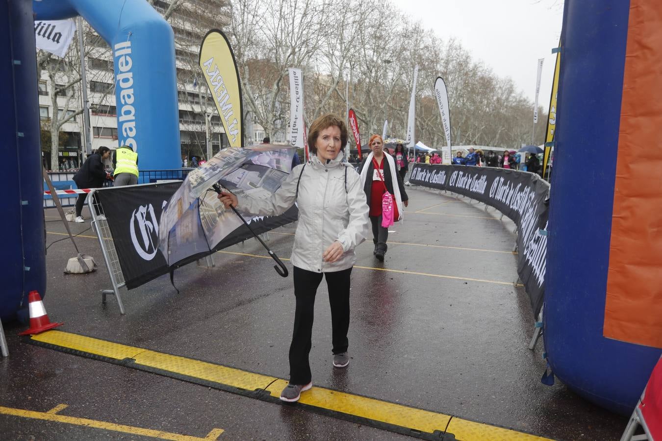 Más de 800 participantes se dieron cita en la Plaza Zorrilla para tomar parte de una marea rosa que tiñó de color las calles del centro de la ciudad