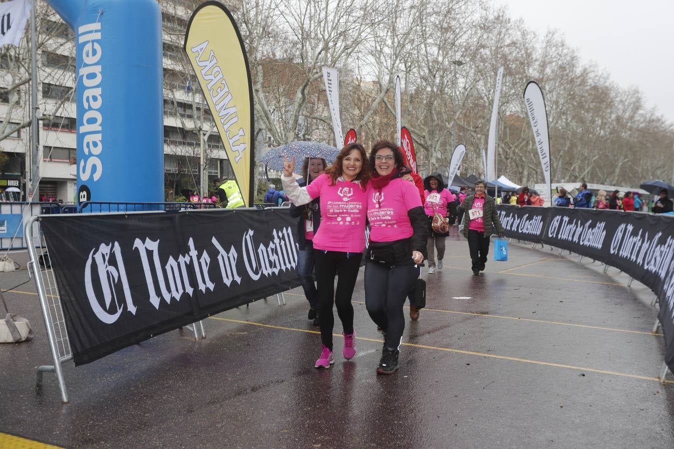 Más de 800 participantes se dieron cita en la Plaza Zorrilla para tomar parte de una marea rosa que tiñó de color las calles del centro de la ciudad