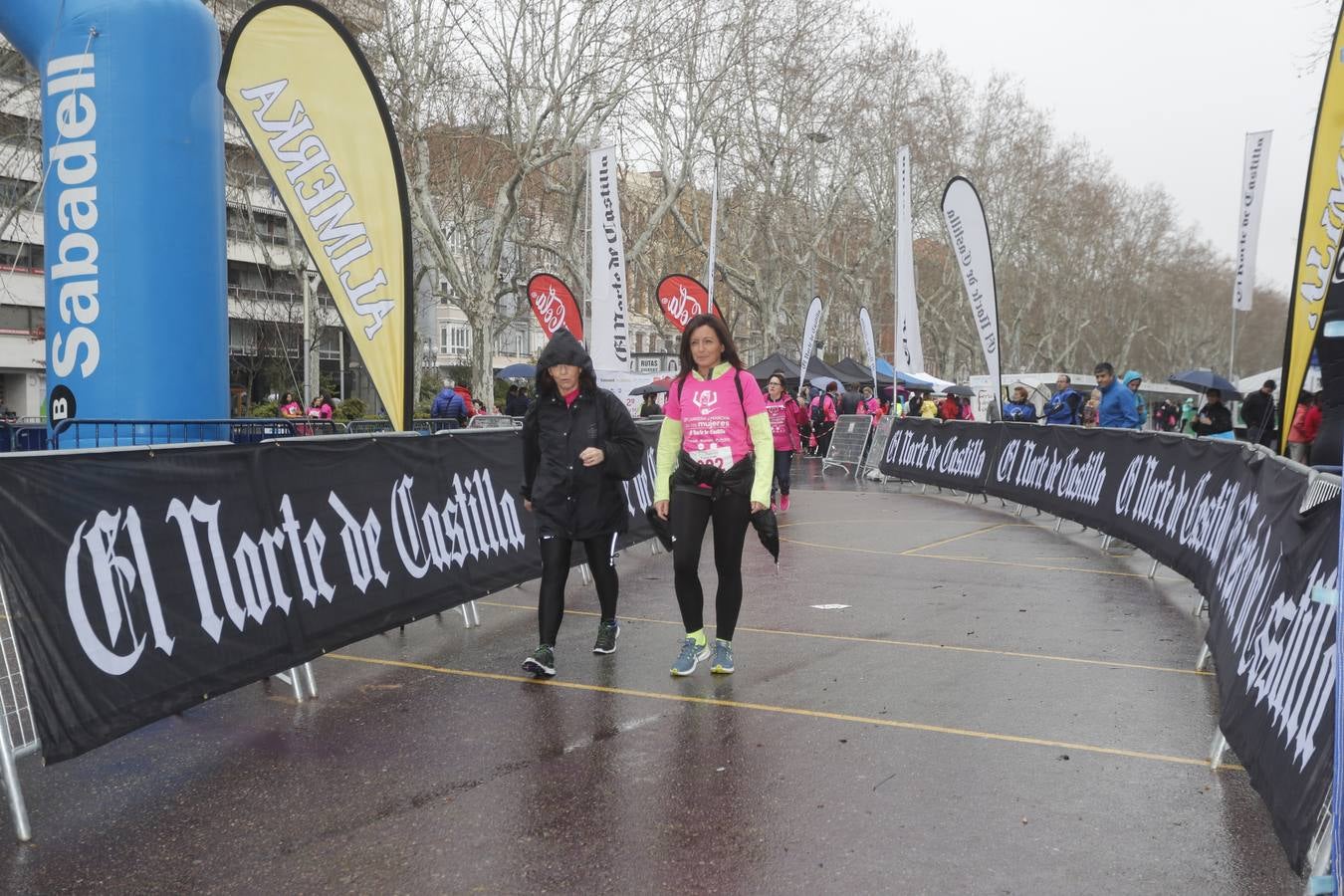 Más de 800 participantes se dieron cita en la Plaza Zorrilla para tomar parte de una marea rosa que tiñó de color las calles del centro de la ciudad