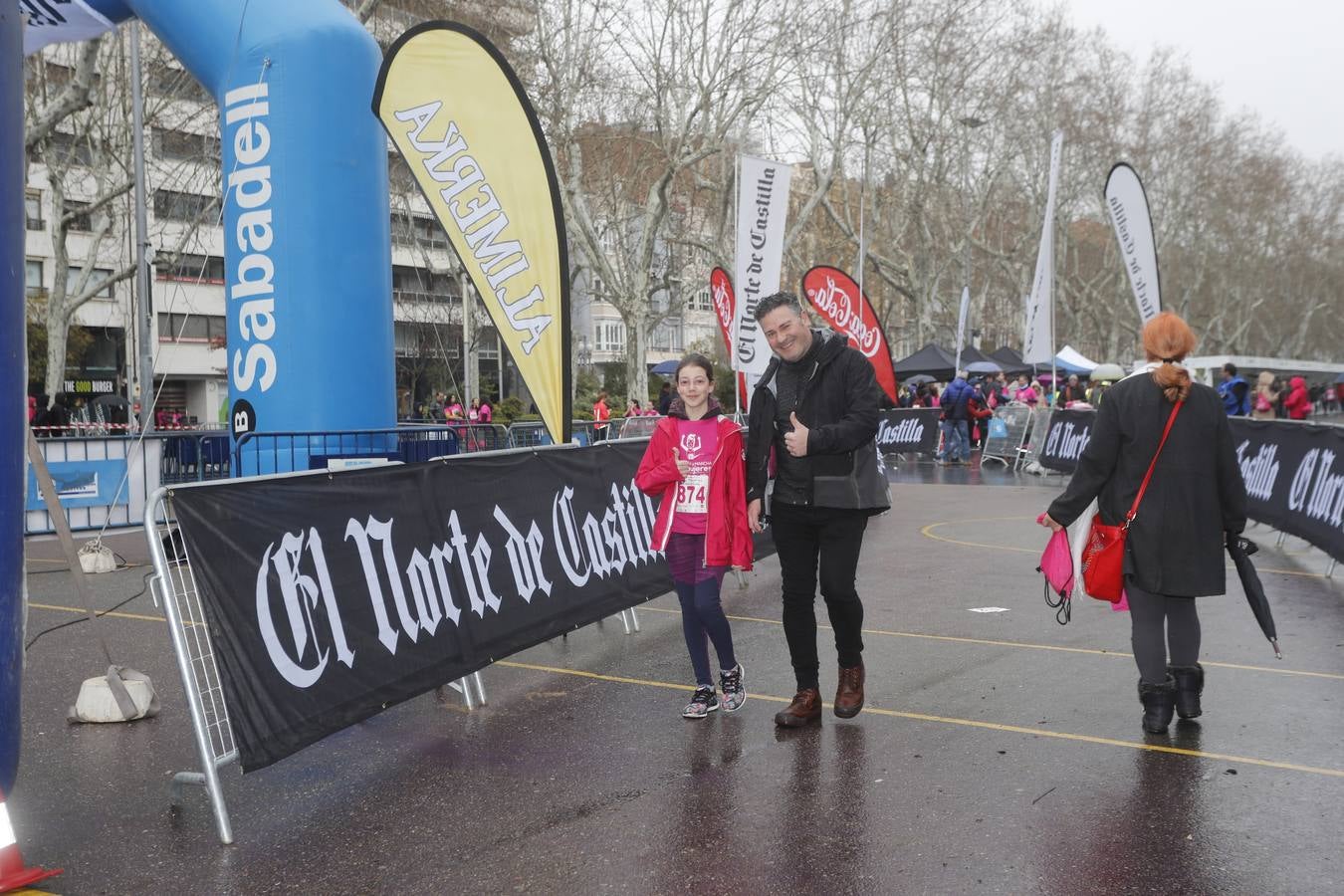 Más de 800 participantes se dieron cita en la Plaza Zorrilla para tomar parte de una marea rosa que tiñó de color las calles del centro de la ciudad