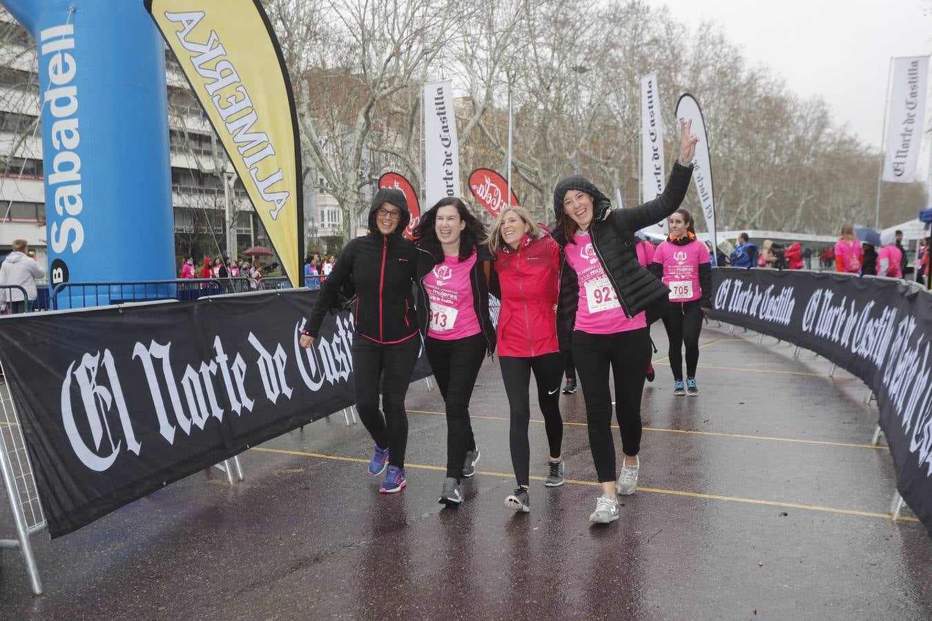 Más de 800 participantes se dieron cita en la Plaza Zorrilla para tomar parte de una marea rosa que tiñó de color las calles del centro de la ciudad