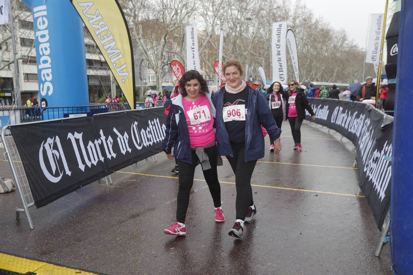 Más de 800 participantes se dieron cita en la Plaza Zorrilla para tomar parte de una marea rosa que tiñó de color las calles del centro de la ciudad