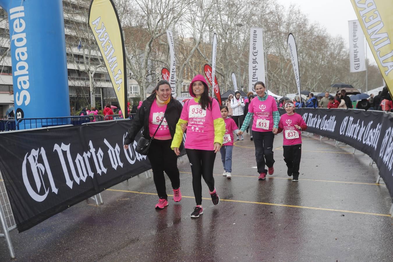 Más de 800 participantes se dieron cita en la Plaza Zorrilla para tomar parte de una marea rosa que tiñó de color las calles del centro de la ciudad