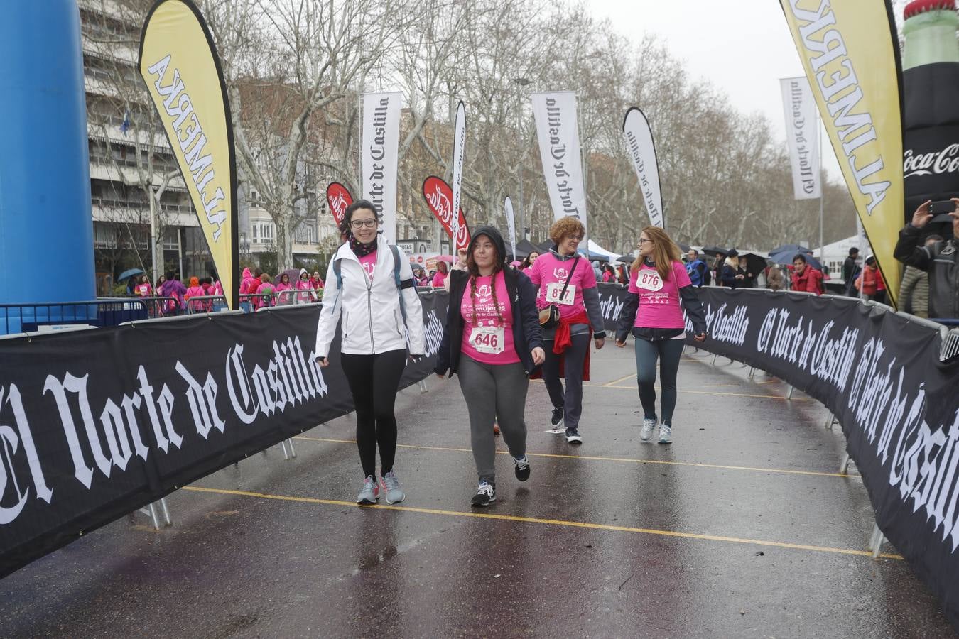 Más de 800 participantes se dieron cita en la Plaza Zorrilla para tomar parte de una marea rosa que tiñó de color las calles del centro de la ciudad