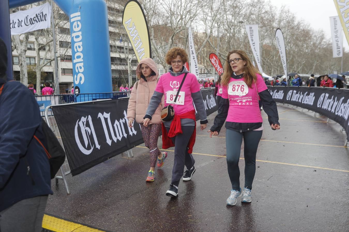 Más de 800 participantes se dieron cita en la Plaza Zorrilla para tomar parte de una marea rosa que tiñó de color las calles del centro de la ciudad