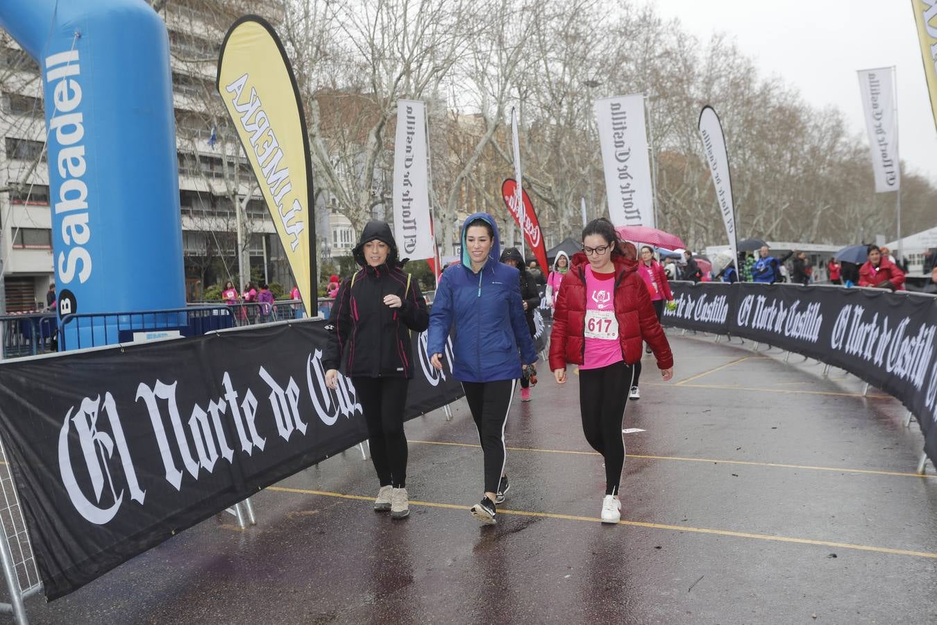 Más de 800 participantes se dieron cita en la Plaza Zorrilla para tomar parte de una marea rosa que tiñó de color las calles del centro de la ciudad