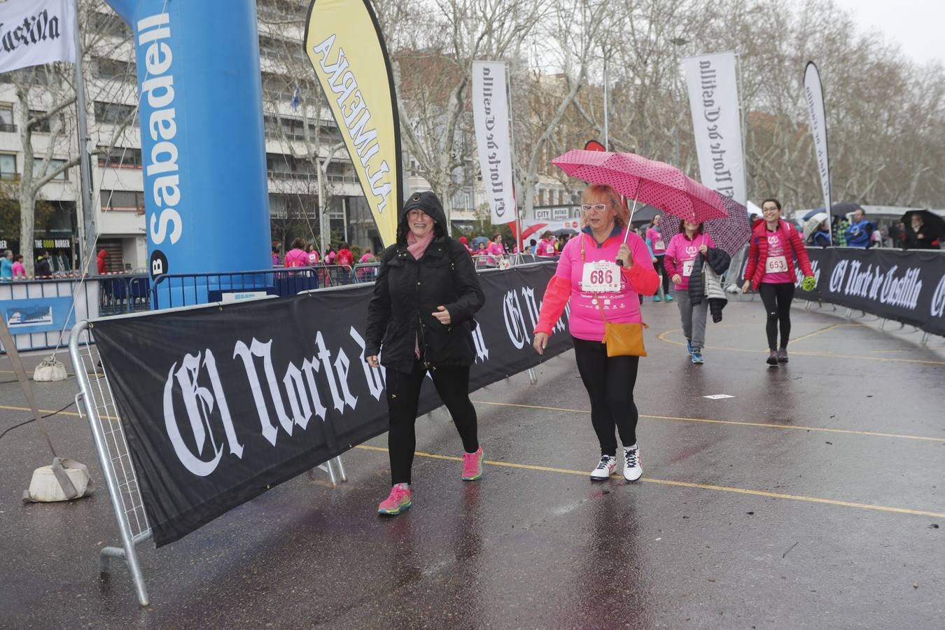 Más de 800 participantes se dieron cita en la Plaza Zorrilla para tomar parte de una marea rosa que tiñó de color las calles del centro de la ciudad