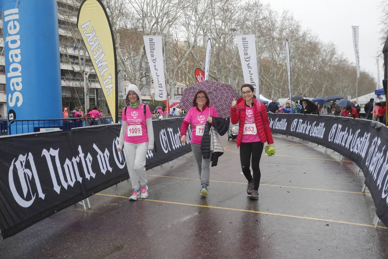 Más de 800 participantes se dieron cita en la Plaza Zorrilla para tomar parte de una marea rosa que tiñó de color las calles del centro de la ciudad