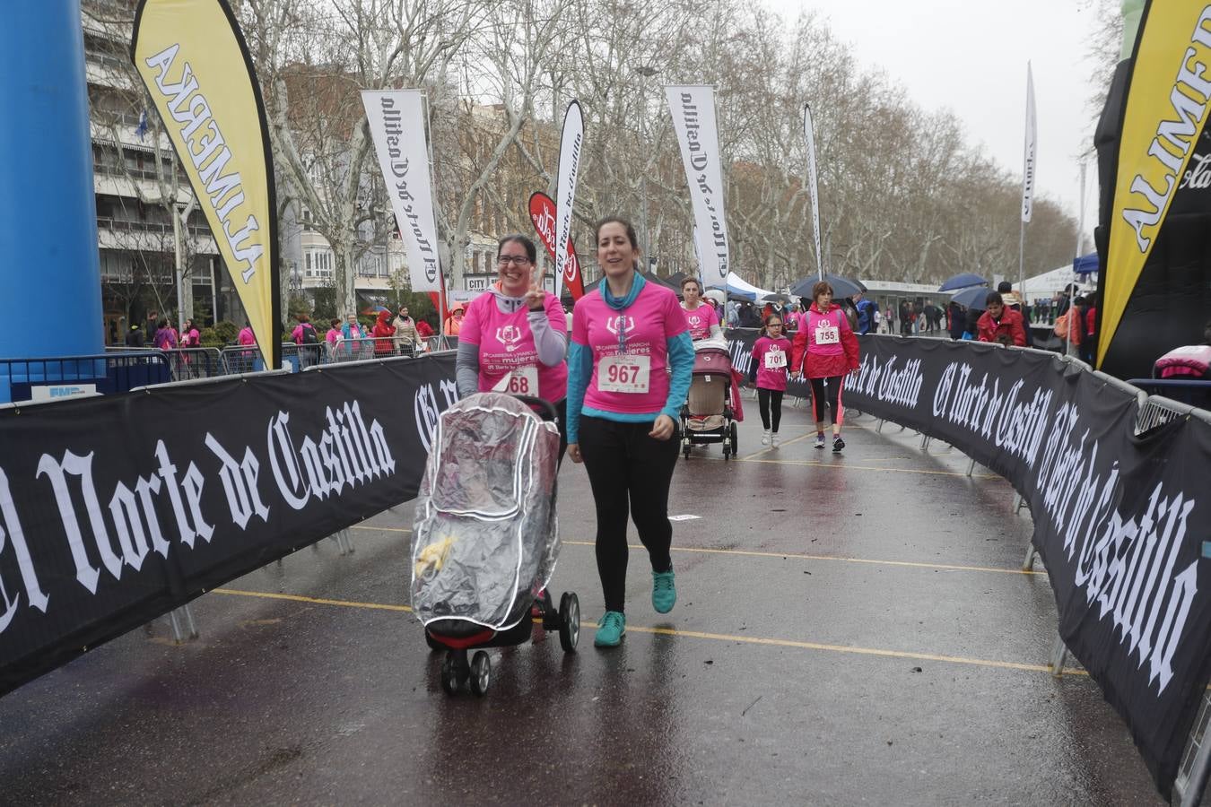 Más de 800 participantes se dieron cita en la Plaza Zorrilla para tomar parte de una marea rosa que tiñó de color las calles del centro de la ciudad