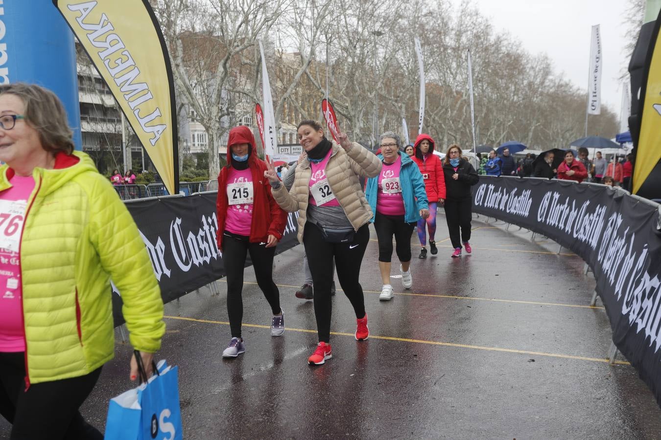 Más de 800 participantes se dieron cita en la Plaza Zorrilla para tomar parte de una marea rosa que tiñó de color las calles del centro de la ciudad