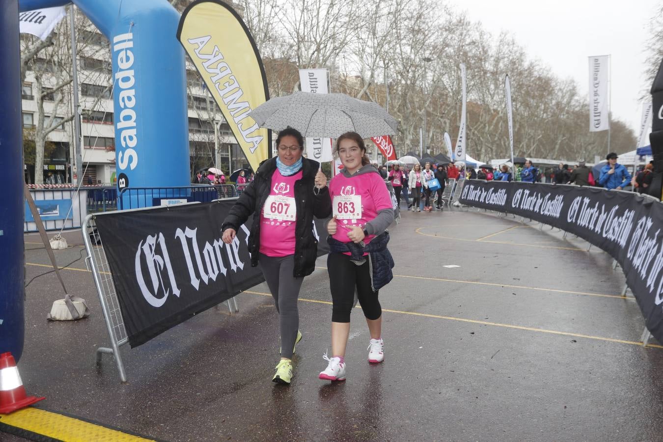 Más de 800 participantes se dieron cita en la Plaza Zorrilla para tomar parte de una marea rosa que tiñó de color las calles del centro de la ciudad