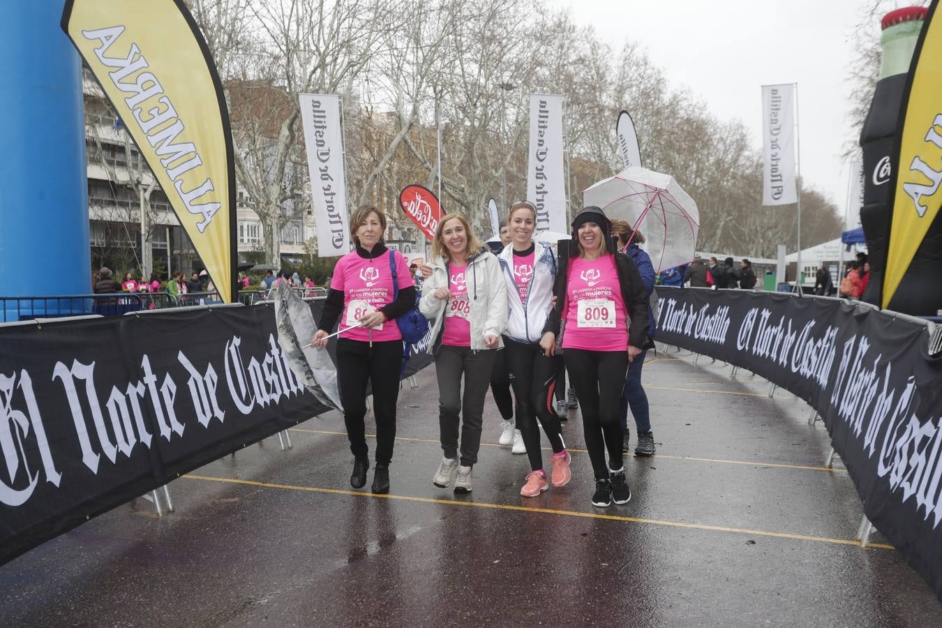 Más de 800 participantes se dieron cita en la Plaza Zorrilla para tomar parte de una marea rosa que tiñó de color las calles del centro de la ciudad